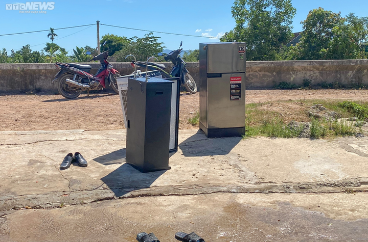 Người dân Hà Tĩnh ‘chạy lũ’ giữa nắng tháng 7 do cống nước không đóng kỹ - 10