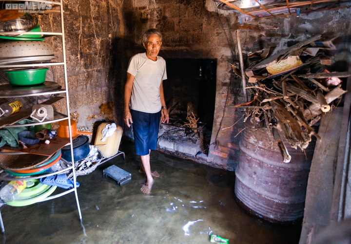 Người dân bất lực nhìn nhà cửa, vườn tược bị nước tràn vào.