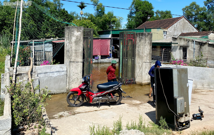 Theo ghi nhận của PV, tại xã Thường Nga, do sự cố nước tràn bất ngờ khiến nhiều hộ dân phải bưng bê các thiết bị điện “chạy lũ”, một số gia đình có trẻ nhỏ đã phải di dời đến nơi an toàn. Nhiều sân vườn, nhà dân đã bị ngập nước khoảng 0,3m.