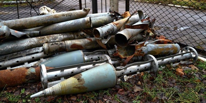 Phần còn lại của đạn pháo và tên lửa bao gồm cả đạn chùm vào ngày 18/12/2022 tại Toretsk, Ukraine.