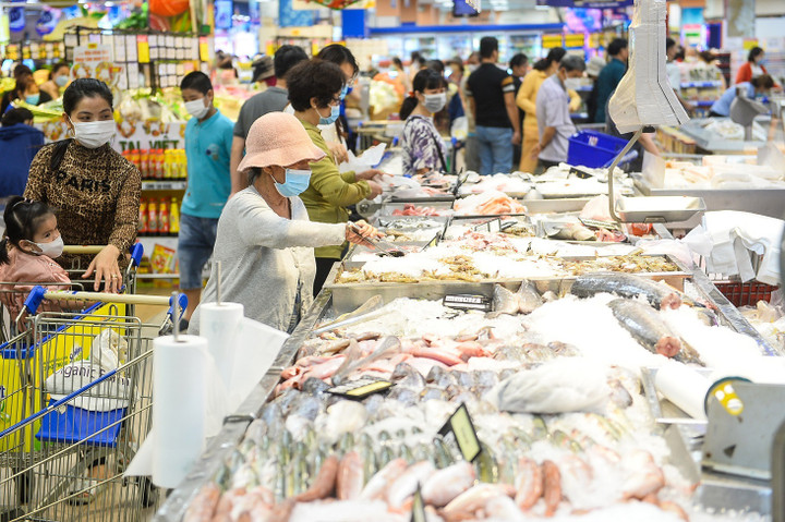 Thủy hải sản đồng giá 60.000 đồng trong 3 ngày cuối tuần.