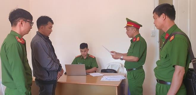 Cơ quan Công an thực hiện lệnh bắt tạm giam bị can Nguyễn Tường Khoa.