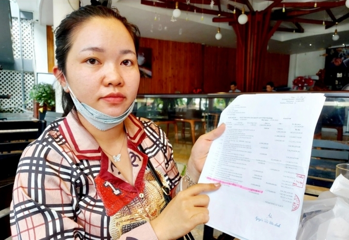 Bà Phương bị mất 165 triệu đồng trong tài khoản và thiết bị thực hiện giao dịch là của người này (Ảnh: Chí Công/Tuổi Trẻ)