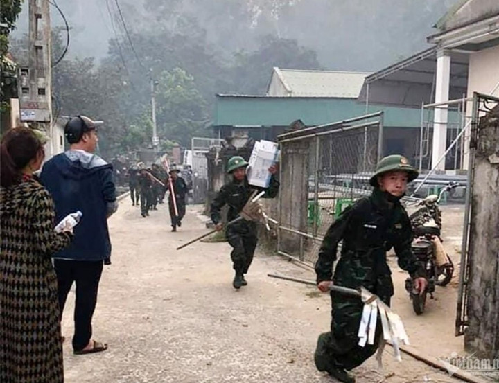 Lực lượng PCCC ở địa phương chạy lên núi để khống chế ngọn lửa. Ảnh: Q.Hồng