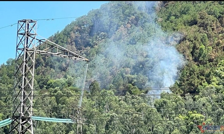 Cột khói báo hiệu đám cháy bùng lại. Ảnh: Quốc Huy