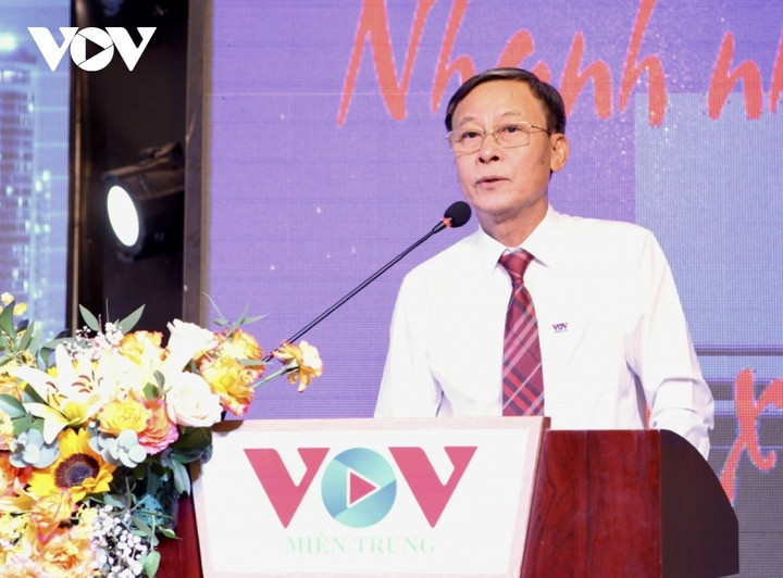 Ông Phạm Tấn Tư, Giám đốc VOV miền Trung báo cáo công tác phối hợp tuyền truyền với đội ngũ CTV trong những năm qua tại hội nghị.