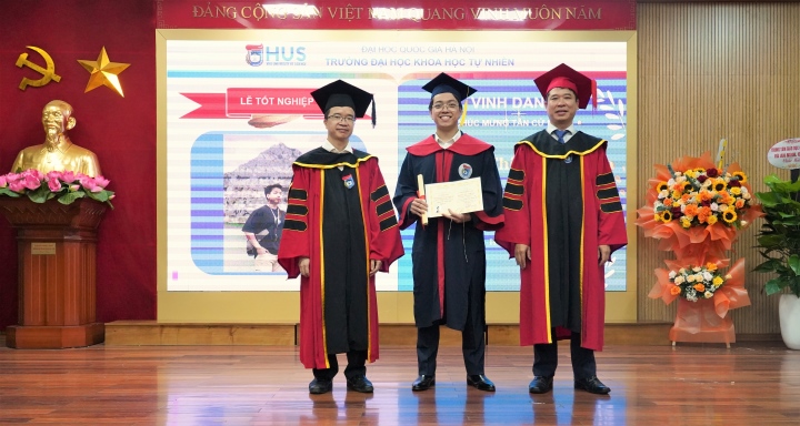 Quang Bảo tại lễ nhận bằng tốt nghiệp đại học.