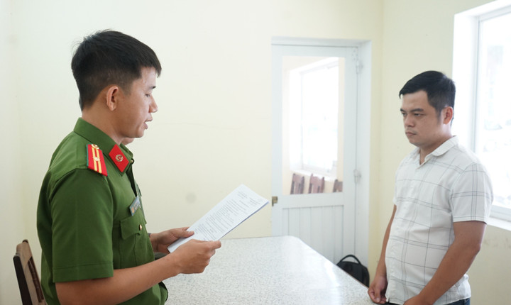 Cơ quan công an tống đạt quyết định khởi tố Hải.