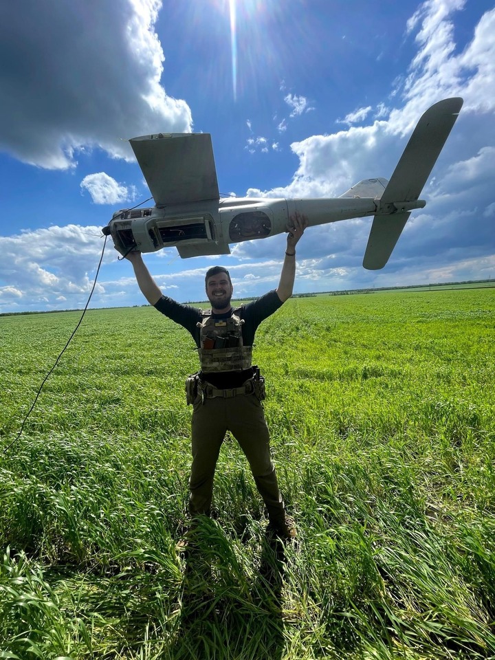Một người lính Ukraine nâng trên tay UAV Orlan-30.