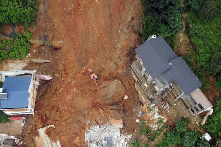 Hiện trường sạt lở ở Đà Lạt khiến 2 người chết. Ảnh: X.N.