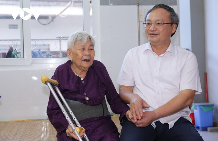 Tổng Giám đốc VOV Đỗ Tiến Sỹ trò chuyện với người có công tại Trung tâm Phụng dưỡng người có công cách mạng TP Đà Nẵng.