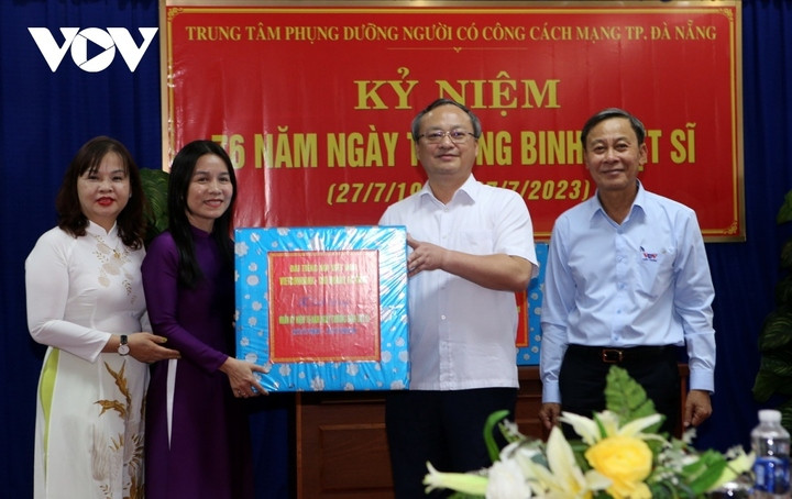 Tổng Giám đốc VOV trao quà của VOV & Vietcombank - Chi nhánh tại Đà Nẵng tặng người có công tại TP Đà Nẵng.