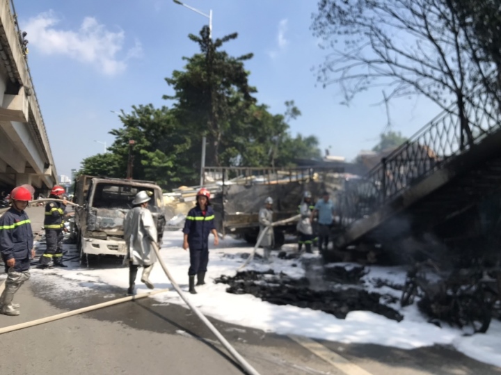 Lực lượng cảnh sát PCCC & CNCH Công an quận Nam Từ Liêm dập tắt đám cháy.
