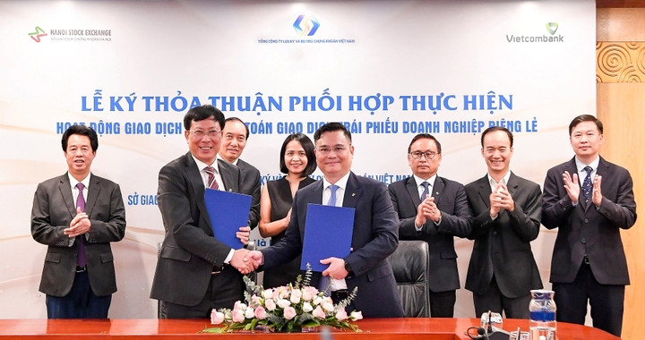 Ông Nguyễn Thanh Tùng – Tổng Giám đốc Vietcombank (bên phải) và ông Dương Văn Thanh - Tổng Giám đốc VSDC ký kết thỏa thuận phối hợp.