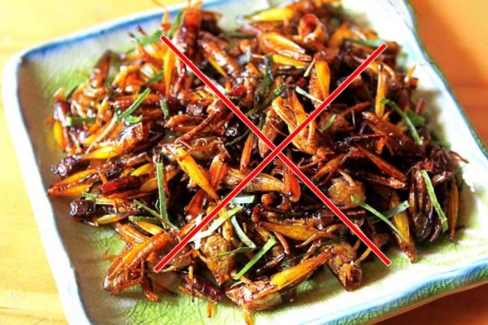 Cách lúc vào viện 30 phút người đàn ông ăn châu chấu rang, sau ăn xuất hiện khó thở, tức ngực.