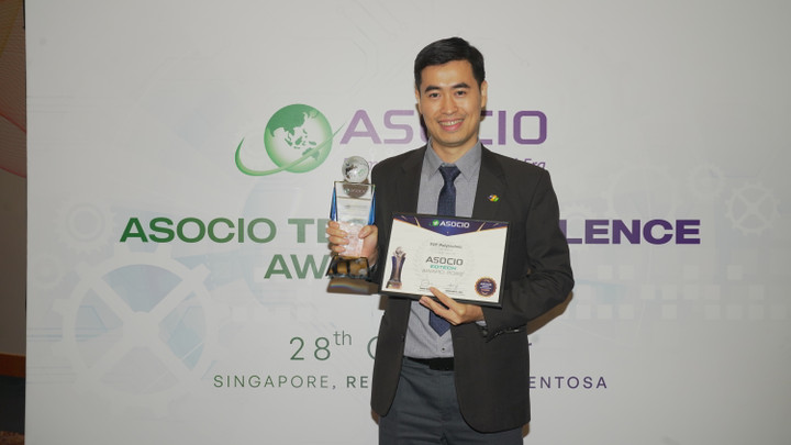Thầy Vũ Chí Thành đại diện FPT Polytechnic - Đơn vị giáo dục duy nhất tại Việt Nam được xướng tên giải thưởng ASOCIO Award 2022 hạng mục Giáo dục số (EdTech Award).