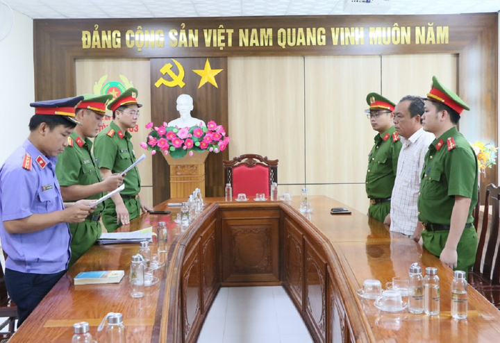 Cơ quan chức năng đọc quyết định khởi tố đối với Hà Văn Quyền. (Ảnh: Công an cung cấp)