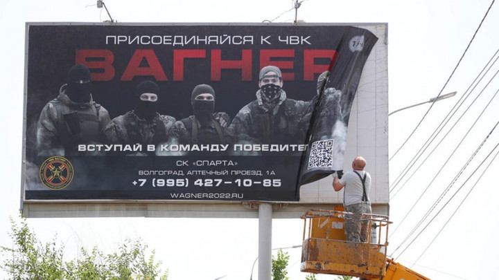 Nga dỡ bỏ biển quảng cáo của Wagner ở Volgograd. (Ảnh: Sputnik)