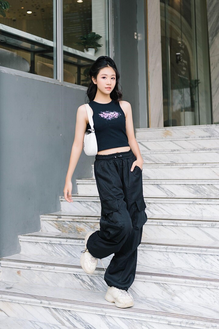 Mẫu nhí Đặng Minh Anh sành điệu với trang phục đơn giản, diện áo tank top khoe dáng đáng ngưỡng mộ.đầy tự tin, trẻ trung. Cô là một trong những mẫu teen nổi bật thời gian gần đây.