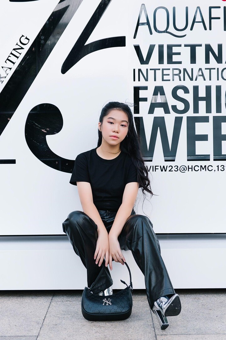 Như một thông lệ, streetstyle cũng là “một sàn catwalk đặc biệt” để không chỉ những fashionista mà các mẫu nhí cũng được dịp khoe dáng và khả năng trình diễn trước ống kính của mình.
