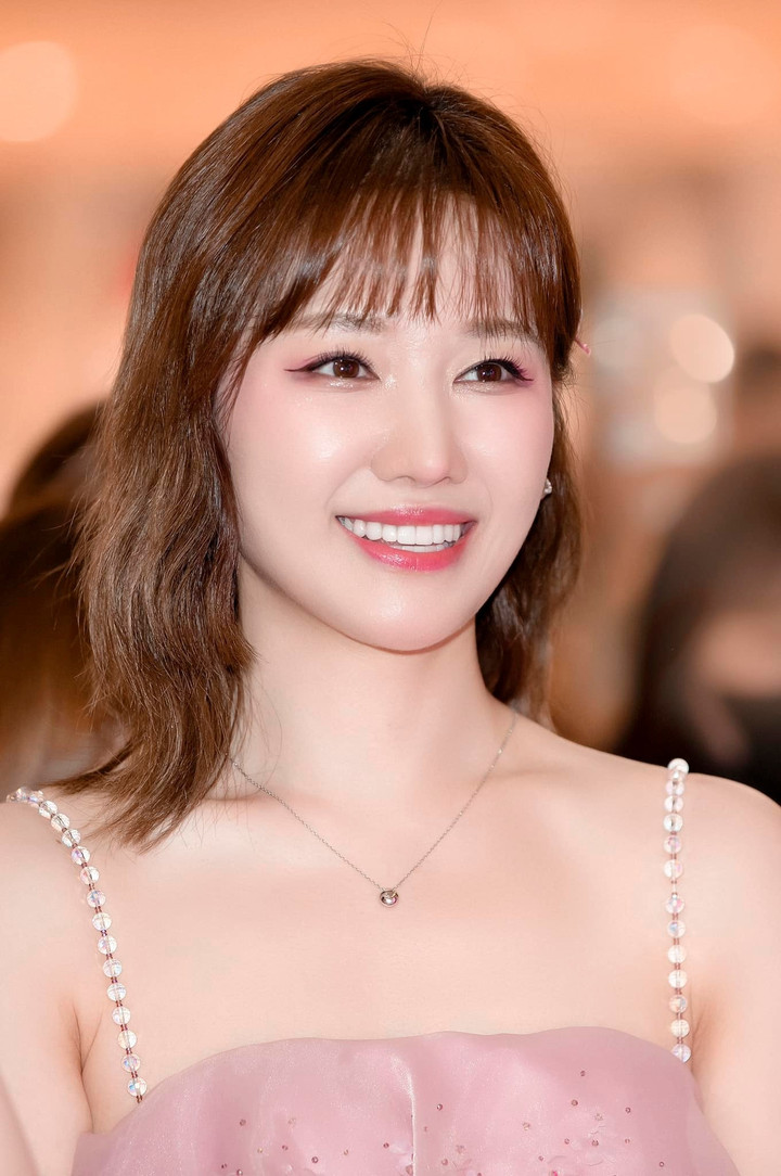 Hari Won khoe nhan sắc trẻ đẹp kiêu sa với mái tóc ngắn.