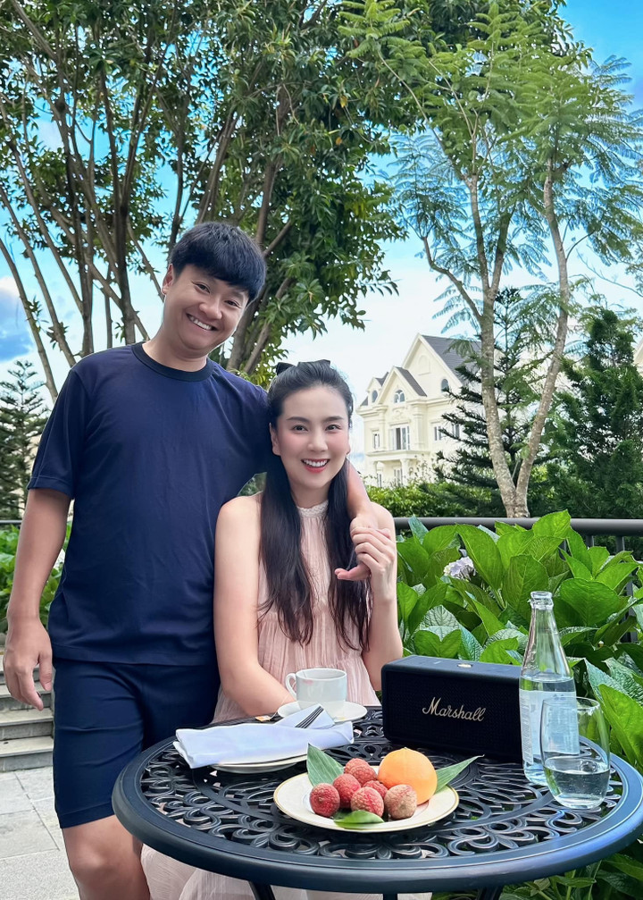 BTV Mai Ngọc cùng ông xã tận hưởng cảm giác trong lành tại Đà Lạt.