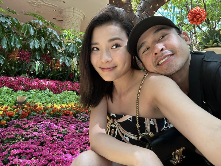 Vợ chồng Thúy Diễm - Lương Thế Thành tình cảm chụp ảnh khi đi du lịch nước ngoài.