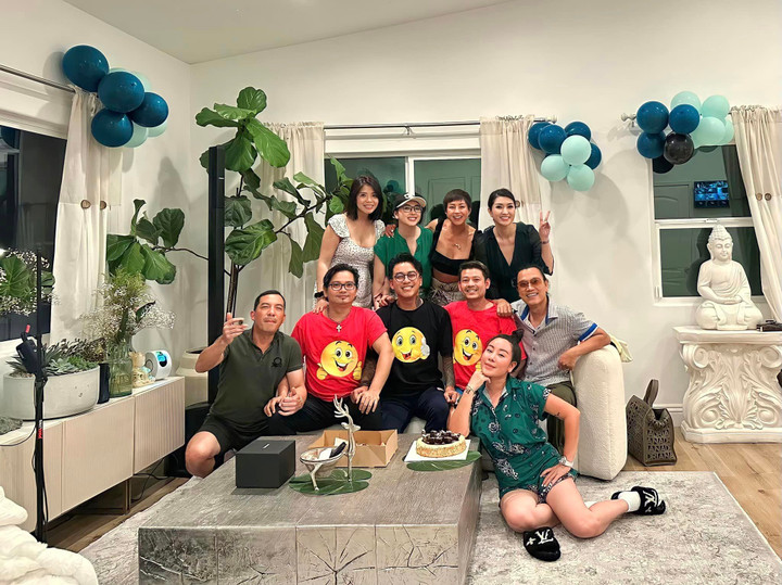 Tuấn Hưng gặp gỡ những người bạn cũ tại Mỹ. "Một thời để nhớ. Ngày đó buồn cười nhỉ? Vui nhỉ. Đương nhiên rồi, vì tuổi trẻ vô tư và chỉ đàn hát với nhau là vui rồi. Thật ấm áp vì tụ được từng đây anh chị em tại Cali để gặp nhau dùng bữa tối. Trái đất rất to nhưng tình yêu con người với nhau còn to lớn hơn rất nhiều".