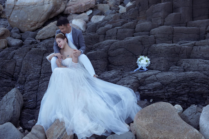 MC Vân Hugo đăng ảnh cưới với chồng thứ hai.