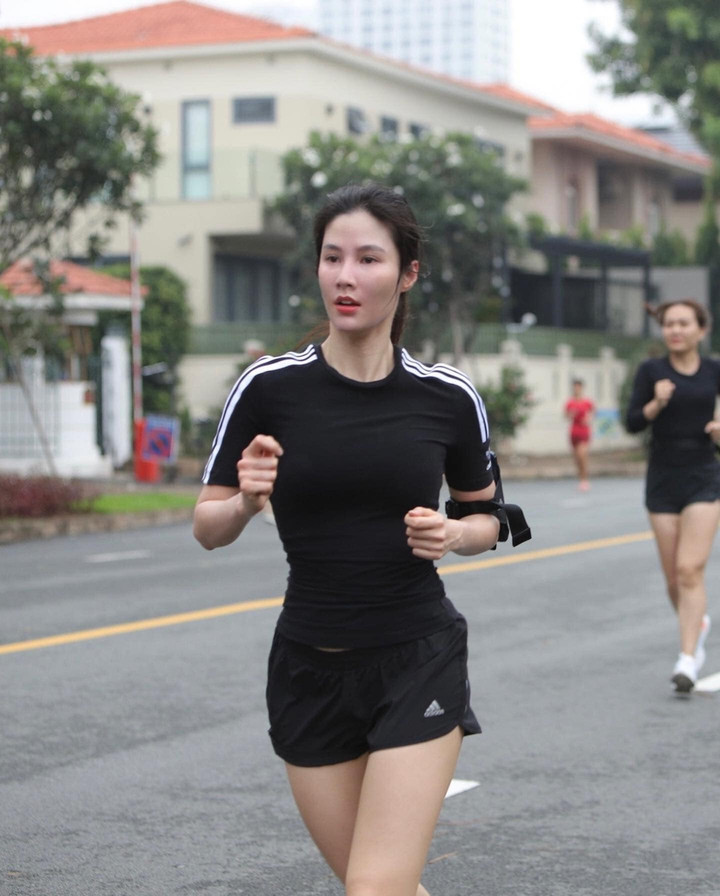 Diễm My 9X chạy bộ 10km mỗi sáng.