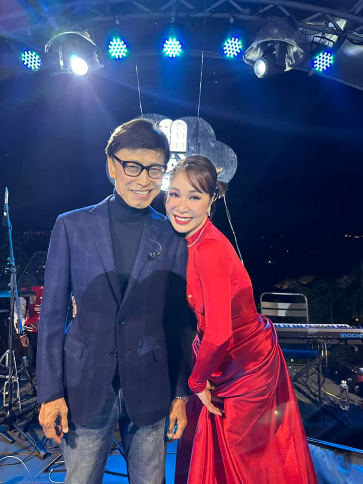 Uyên Linh diện vãy đỏ nữ tính khi đi diễn cùng danh ca Tuấn Ngọc.