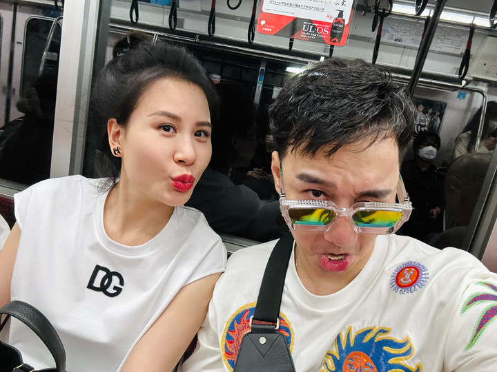 MC Thành Trung ôn lại kỷ niệm với vợ: "Hôm qua là kỉ niệm tròn 10 năm lần đầu tiên tôi đi chơi cùng cô ấy, nhưng tôi bận đi kết nối những trái tim đang muốn được yêu thương như tôi cách đây 10 năm. Chắc chắn là tôi sẽ còn nắm tay cô ấy đi nhiều nơi trên thế giới này. Ảnh chúng tôi đi tàu điện ngầm ở Tokyo".
