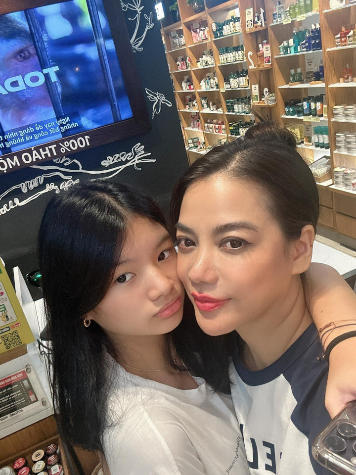 Trương Ngọc Ánh chụp ảnh bên ái nữ xinh đẹp, lớn phổng phao. Nữ diễn viên còn tiết lộ con gái đã cao gần bằng mẹ.