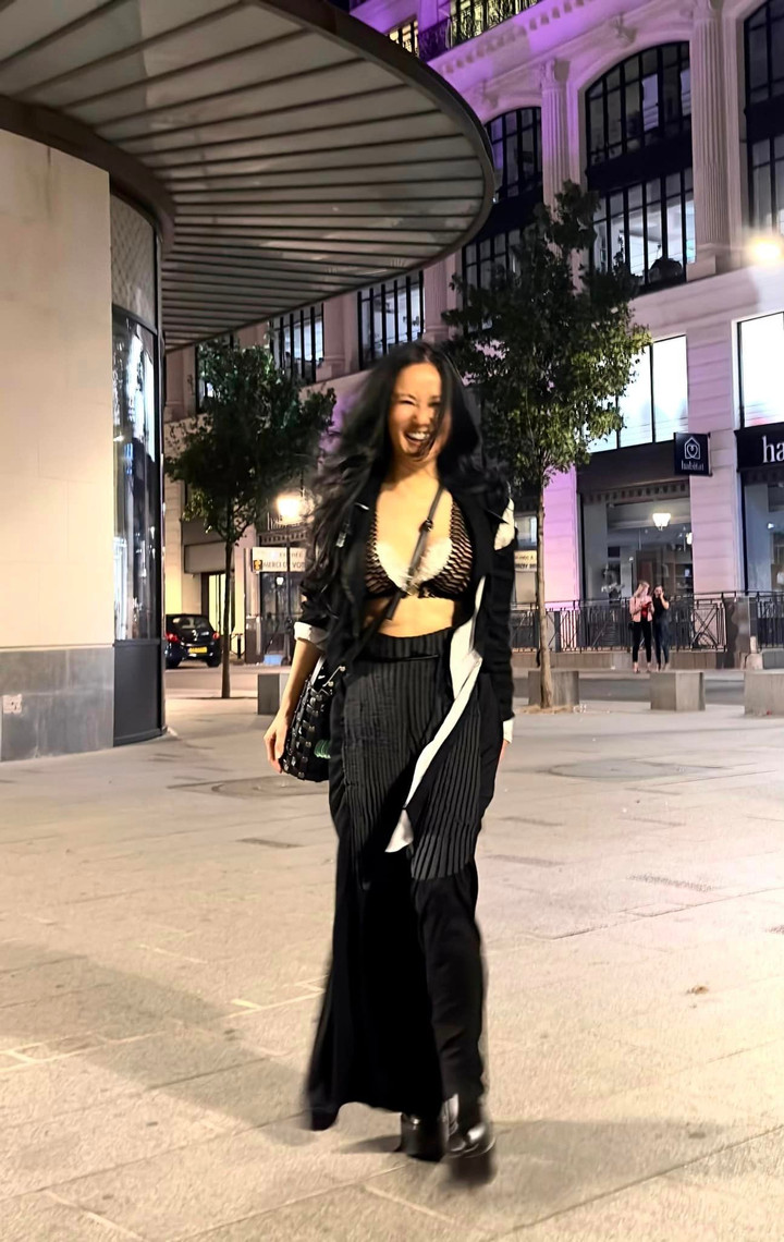 Diva Hồng Nhung diện váy áo gợi cảm ở tuổi 53.