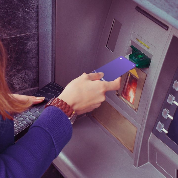 Hiện sở hữu thật nhiều ngân hàng bên trên toàn nước tương hỗ công dụng rút tiền không cần thẻ ATM.