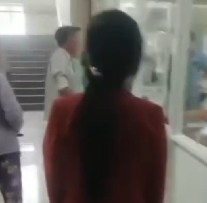 Người nhà kéo đến bệnh viện yêu cầu giải thích. (Ảnh: Cắt từ clip)