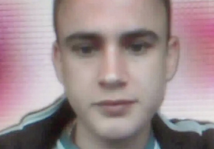 Daniel Cuthbert giả làm người mẹ đã khuất của mình để lừa đảo.