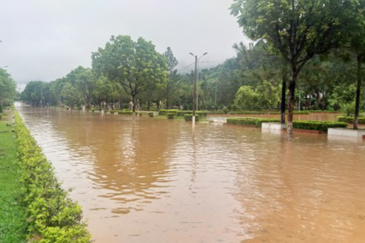 Mưa to khiến nhiều khu vực tại huyện Quỳnh Nhai chìm trong biển nước. (Ảnh: P.T.)