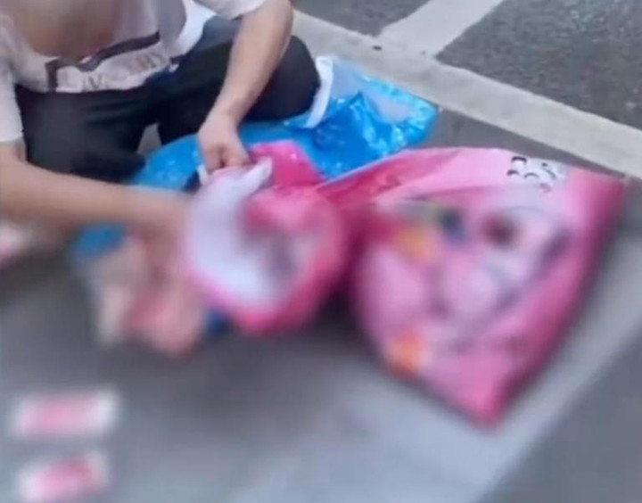 Người qua đường đã nhặt lại tiền và trả cho ông.