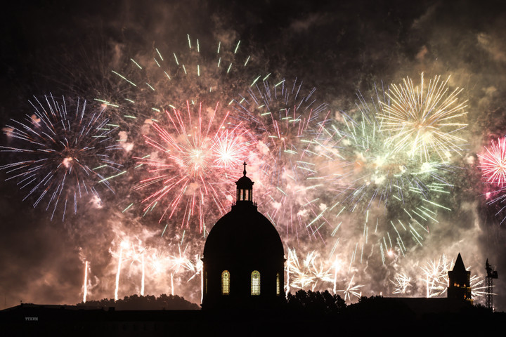 Bắn pháo hoa mừng Quốc khánh Pháp ở Toulouse, ngày 14/7. (Ảnh: AFP/TTXVN)