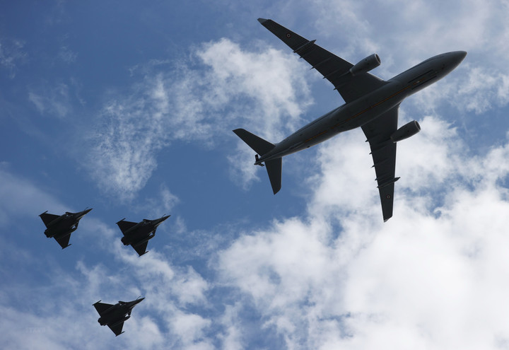 Máy bay của Không lực Pháp tham gia duyệt binh mừng Quốc khánh. (Ảnh: AFP/TTXVN)