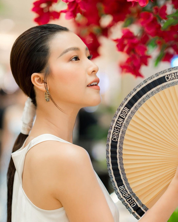 MC Hoàng Oanh khoe vẻ đẹp tinh khôi.