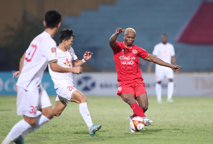 CLB Công an Hà Nội chờ đợi cơ hội từ những pha phản công.