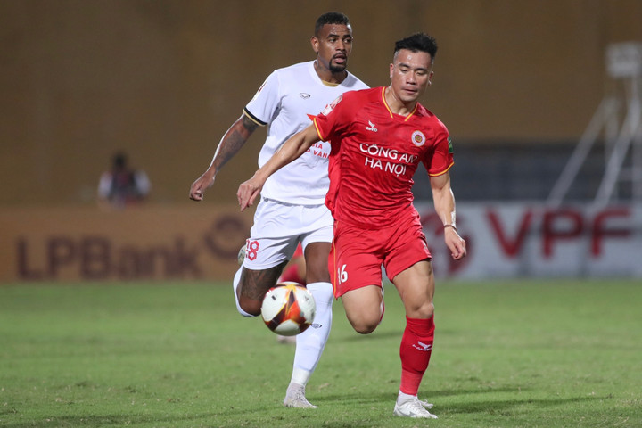 CLB Công an Hà Nội (áo đỏ) chiếm ưu thế.