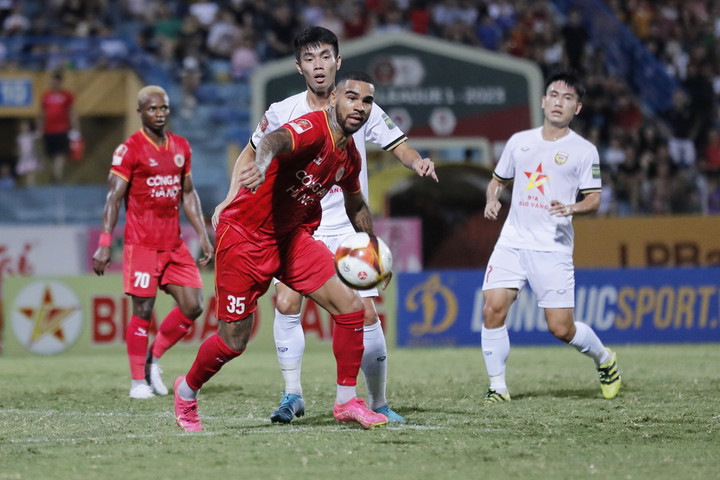 Jhon Cley tiếp tục ghi bàn.