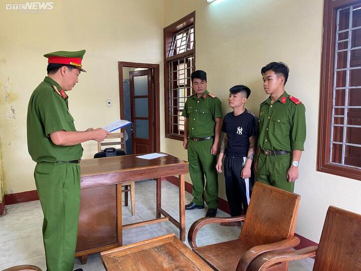 Công an tỉnh Phú Yên đọc quyết định bắt tạm giam đối với bị cáo Lê Văn Cường (SN 2002, trú Long Phụng, Hoà Trị, Phú Hoà, Phú Yên)
