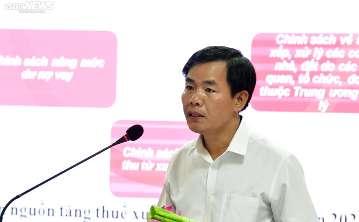 Ông Nguyễn Văn Phương, Chủ tịch UBND tỉnh Thừa Thiên - Huế báo cáo về tình hình phát triển của địa phương.