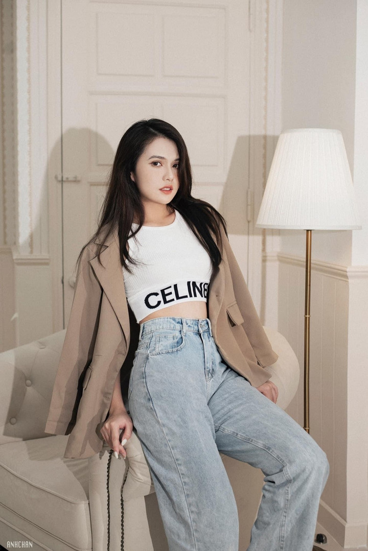 Khánh Huyền tiết lộ, cô có thói quen thường xây dựng thời gian biểu cụ thể cho công việc từ ngày hôm trước. Do đó, dù bận rộn, cô vẫn có thể dễ dàng sắp xếp thời gian dành cho công việc và gia đình.