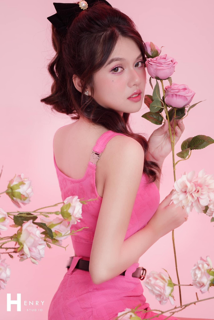 Khánh Huyền cho biết thêm, vì chế độ ăn uống, tập luyện lành mạnh nên mẹ nhanh chóng lấy lại vóc dáng, em bé cũng rất khỏe mạnh, ngoan ngoãn. Chính vì thế, nàng Hoa khôi đã có thể làm việc online tại nhà chỉ sau 1 tuần sinh em bé. Khánh Huyền cũng dự định trở lại với công việc chính thức sau 3 tháng sinh con.