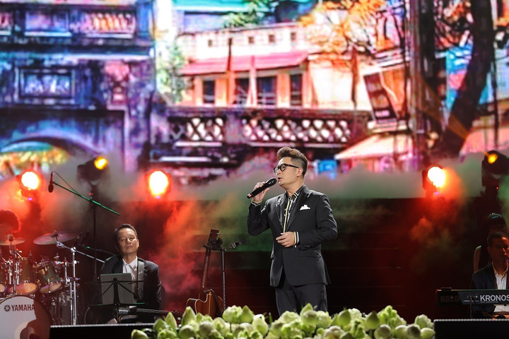 Là người dí dỏm, hoạt ngôn, Bằng Kiều không ngại kể những câu chuyện từ thời "trèo me, trộm sấu, đu tàu điện" của mình. Anh nhận được nhiều sự tán thưởng từ khán giả với lối giao lưu duyên dáng, thân tình.